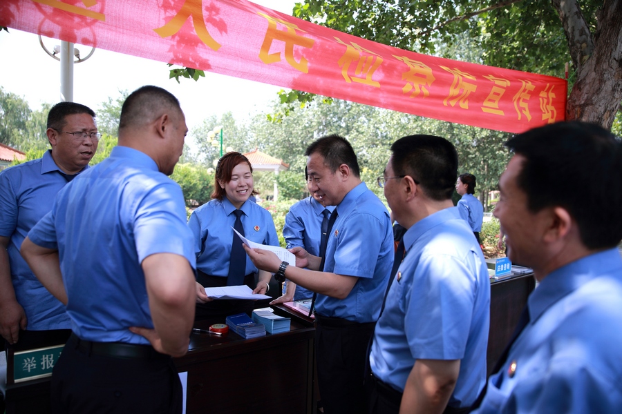 邢台市检察院检察长邢伟亲临举报宣传现场,参与宣传活动 邢台市检察院检察长邢伟亲临举报宣传现场,参与宣传活动